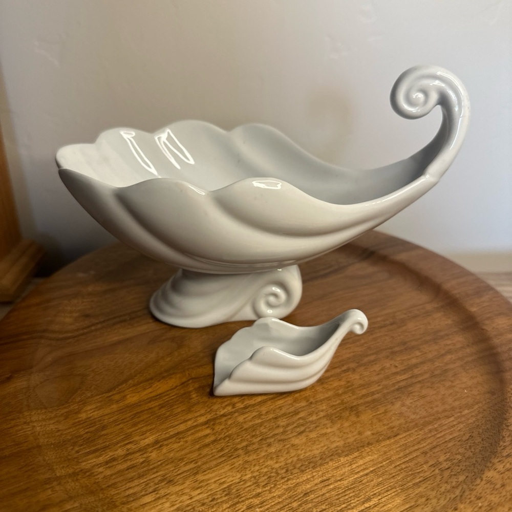Porcelain Shell Shaped Pedestal Bowl & Scoop WHITE ESSENTIALS 
Milk glass box